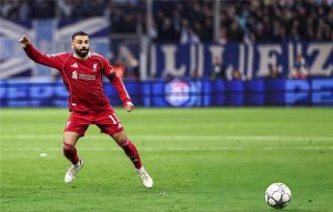 كشف الستار عن قرار مشاركة محمد صلاح أساسياً أمام مارسيليا: رؤى تحليلية من آدم ووارنوك