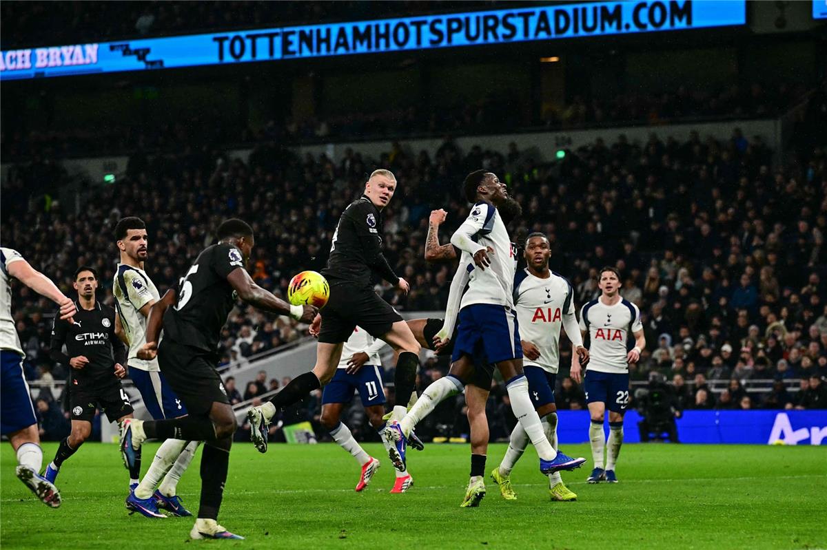 جدل واسع: سلوك هالاند يثير غضب جماهير مانشستر سيتي ومقارنات بمرموش بعد تعادل توتنهام