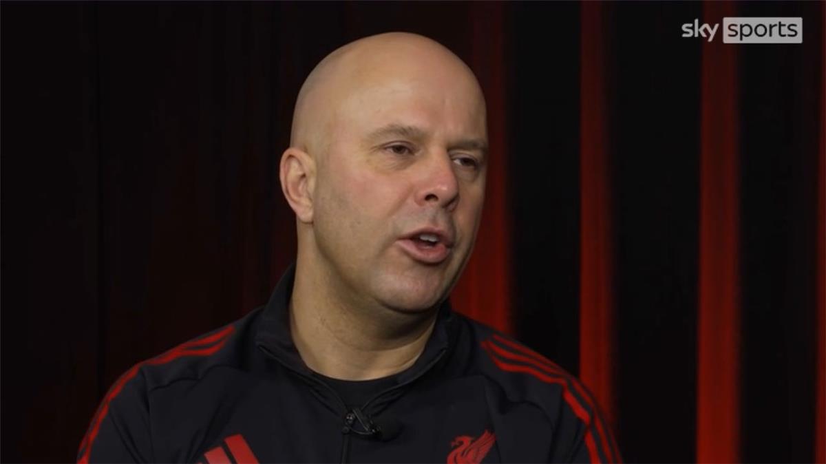 آرني سلوت يحلل: كيف أثر تغيير أسلوب اللعب في الدوري الإنجليزي على ليفربول وفرص الانتقالات الضائعة