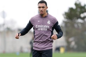 تحديد موقف أرنولد من مباراة ريال مدريد وفالنسيا: هل يظهر نجم الريدز السابق في قمة الليغا؟