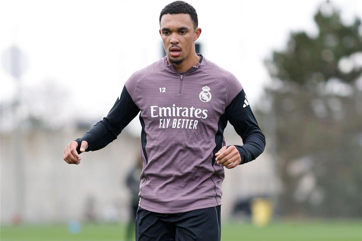 تحديد موقف أرنولد من مباراة ريال مدريد وفالنسيا: هل يظهر نجم الريدز السابق في قمة الليغا؟