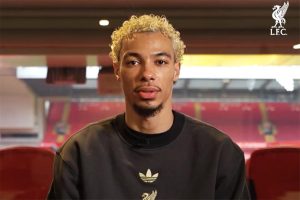 أكثر من مجرد صيام: تجربة هوجو إيكتيكي الروحانية في رمضان بقميص ليفربول