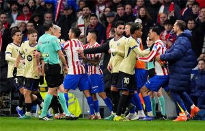 رسمياً: الكشف عن طاقم تحكيم مباراة برشلونة وأتلتيكو مدريد بإياب نصف نهائي كأس الملك