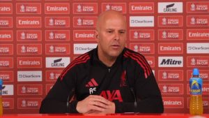 أرني سلوت يفكك لغز: تحليل أسباب تراجع أهداف محمد صلاح مع ليفربول وتحديات الأجنحة الحديثة