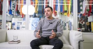 تشافي يزلزل الأوساط الكروية: كشف التفاصيل الصادمة حول حقيقة عدم عودة ميسي لبرشلونة