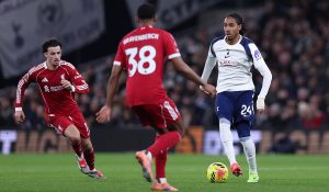 السبيرز في مفترق طرق: دومينيك سولانكي يتحدى ليفربول لإنقاذ موسم توتنهام